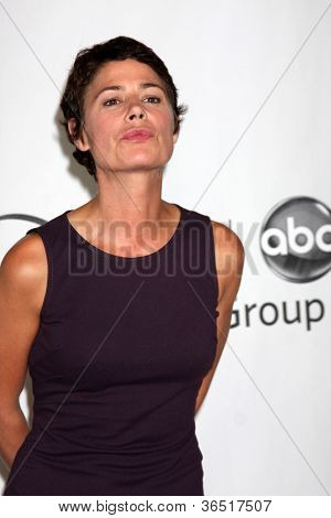 LOS ANGELES - 1. srpna: Maura Tierney arrive(s) večírku 2010 ABC letní Press Tour v Beverly 