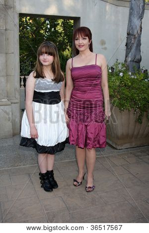LOS ANGELES - lug 24: Stella Ritter & Amy Yasbeck arriva presso il 12 ° annuale HollyRod Fondazione D