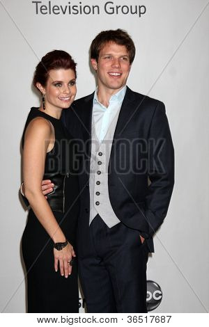 LOS ANGELES - 1 สิงหาคม: Lacy Jake & การ์เซีย JoAnna arrive(s) ที่งานปาร์ตี้ 2010 ABC ร้อนกดทัวร์