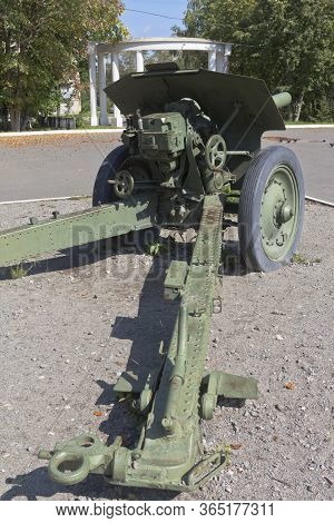 Vologda, Russia - August 20, 2019: Rear View Of The 122 Mm M-30 Howitzer In Victory Park Of The City