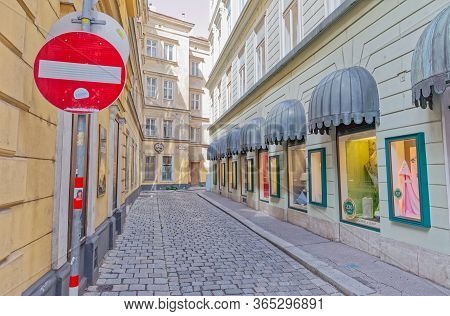Vienna, Austria September 7, 2018: Old Buildings With Shop Windows In The Narrow Street Kleeblattgas