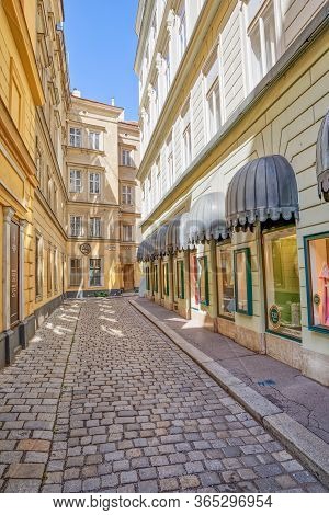 Vienna, Austria September 7, 2018: Old Buildings With Shop Windows In The Narrow Street Kleeblattgas