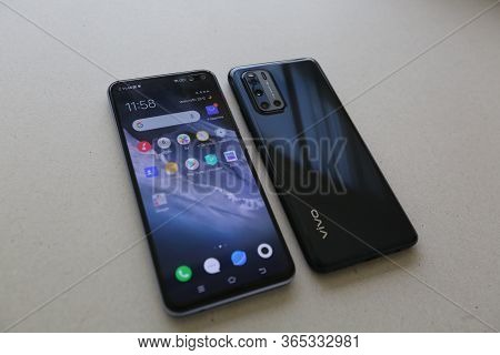 Bangkok , Thailand -may 6, 2020 - Vivo - Vivo V19 Smartphone New Brand Of Vivo For Editorial.