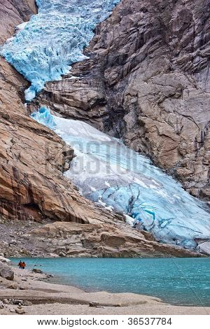 Briksdalsbreen ledovec v Norsku. Letní sezóny.