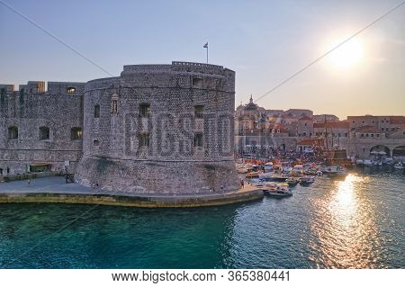 Dubrovnik, Croatia - August 28 2019: Wild League Water Polo Finals In The Old Town Harbor With A Vie