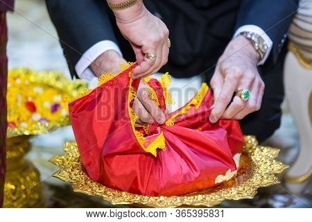 Chinese Wedding Ceremony. Thai Wedding Accessories For Relaunch Ceremony. Engagement Bowl For Thai E