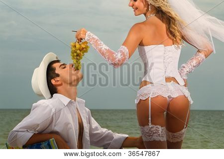 Sexy nevěsta krmení její ženich s hrozny