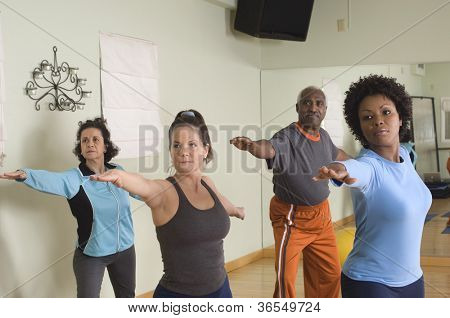 Grup çok etnik insan pratik yoga