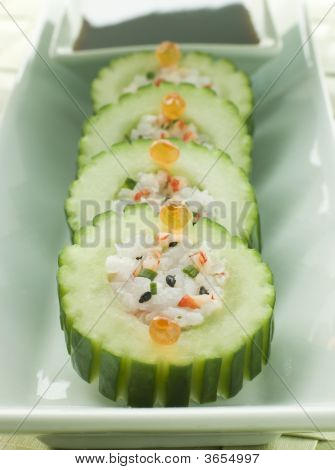 แตงกวาซูชิม้วนกับเครย์ฟิชจุ่มถั่วเหลือง