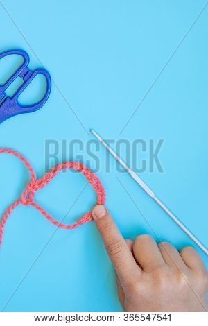 Diy Step-by-step Instructions For Children How To Crochet A Bracelet From Yarn