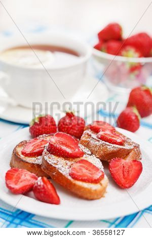 Toasts ฝรั่งเศสกับน้ำตาลผงสตรอเบอร์รี่