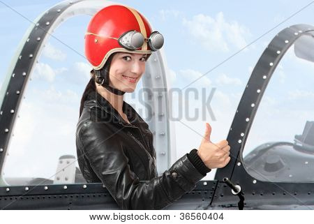 Menina bonita em um cockpit de um avião vintage. Close-up com DOF raso.