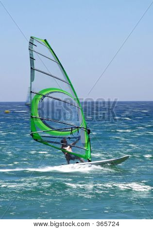 Planche à voile sur la plage ensoleillée de Tarifa dans le sud de l'Espagne