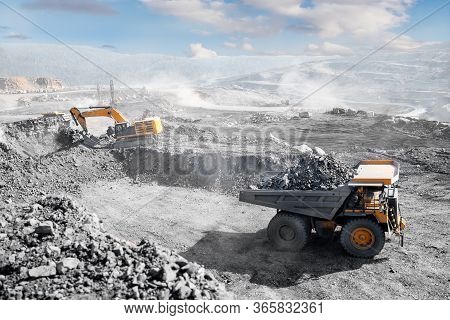 Open Pit Mine Industry, Big Yellow Mining Truck For Coal Anthracite