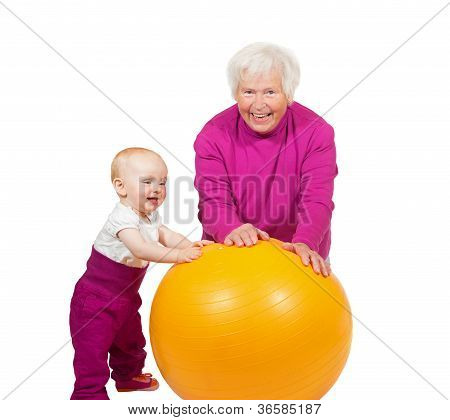 Bedstemor og Baby med Pilatses bold