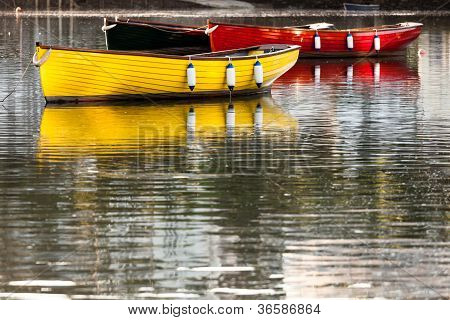 Barche colorate con riflessioni