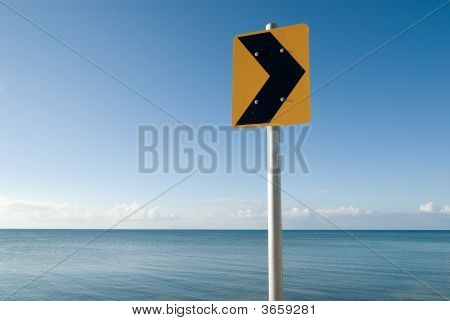Gele verkeersbord op zee