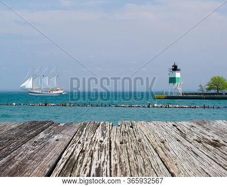 Chicago Harbor Southeast Guidewall Lighthouse, Lake Michigan, Chicago, IL, USA