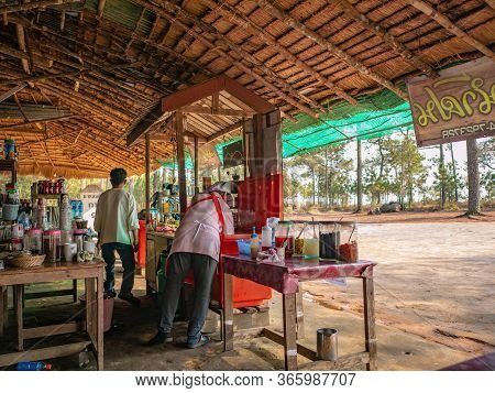 Loei/thailand-17 Feb 2019:unacquainted People In Local Shop On Lomsak Cliff On Phu Kradueng Mountain