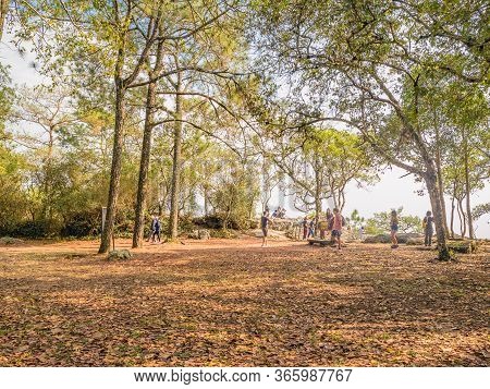 Loei/thailand-17 Feb 2019:unacquainted Tourist Lomsak Cliff On Phu Kradueng Mountain National Park I
