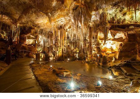 หินย้อยและ Stalagmite ก่อตัวในถ้ำ