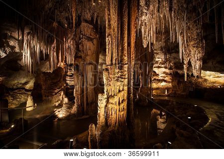 หินย้อยและ Stalagmite ก่อตัวในถ้ำ