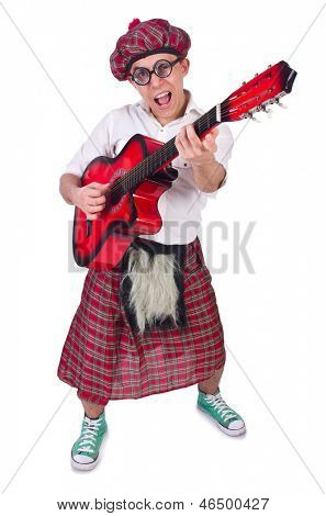 Lustige Scotsman mit Gitarre auf weiß