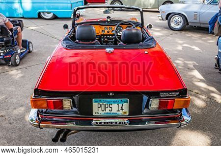 Des Moines, Ia - July 01, 2022: High Perspective Rear View Of A 1970 Triumph Tr6 Convertible At A Lo