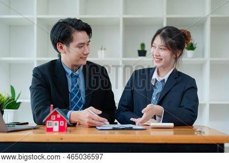 Guarantees, Mortgages, Signing, Interest On Loans, Real Estate Agents Are Making Agreements With Cus