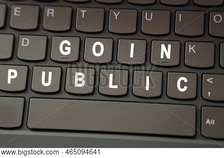 Internet Concept. On The Black Keyboard, The Inscription Is Highlighted In White - Goin Public