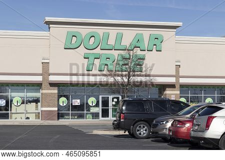 Ft. Wayne - Circa November 2022: Dollar Tree Discount Store. Dollar Tree Offers An Eclectic Mix Of P
