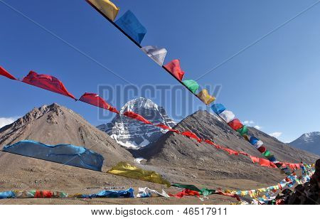 Sacro Monte Kailash, in Tibet e buddista bandiere di preghiera in primo piano