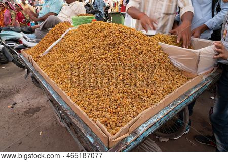 Jodhpur, Rajasthan, India - 19.10.2019 : Golden Raisin Or Golden Kismis Are Being Sold At Famous Sar