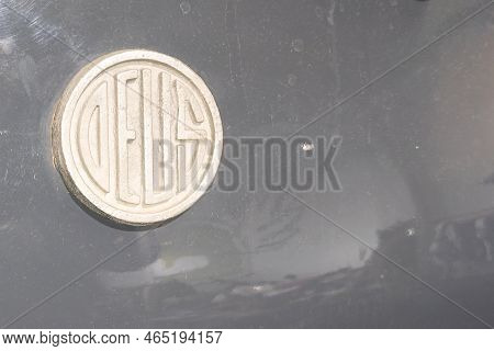 Bordeaux , Aquitaine  France - 11 06 2022 : Deus Ex Machina Logo Text And Brand Sign Steel On Car Cu