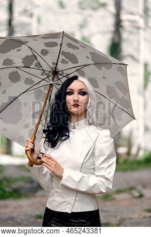 Cosplay On Cruella De Vil With A Dalmatian