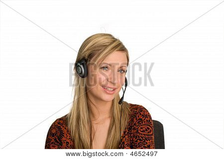 Kulaklýklý mikrofon setini konuşurken iş kadını