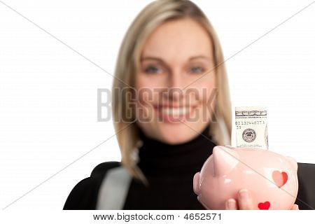 Bir kumbara tutan çekici kadın