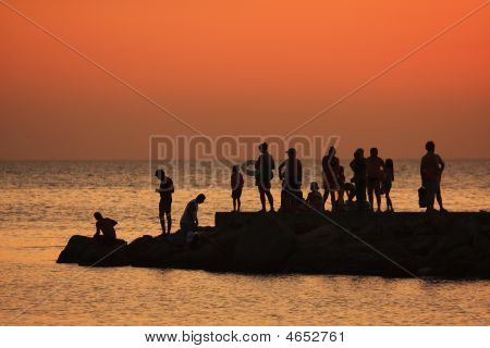 Menschen zahlen bei Sonnenuntergang