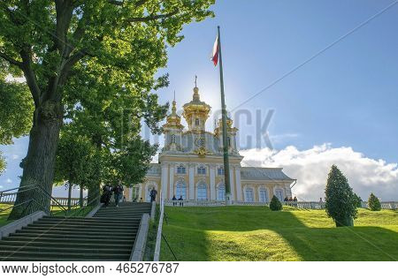 .saint-petersburg - Russia October 4, 2022: Petergof. Grand Palace Church With Russian Flag In The L