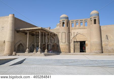 Khiva, Uzbekistan - September 06, 2022: View Of The Gates Of The Ancient Caravanserai Of Allakuli Kh