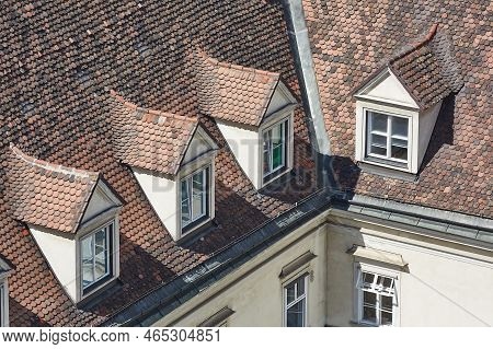 Townhouse Building Top Level Windos On The Roof