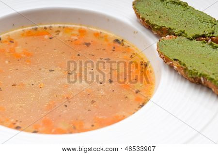 İtalyan sebzeli çorba çorba tarafında Pesto Crostini ile