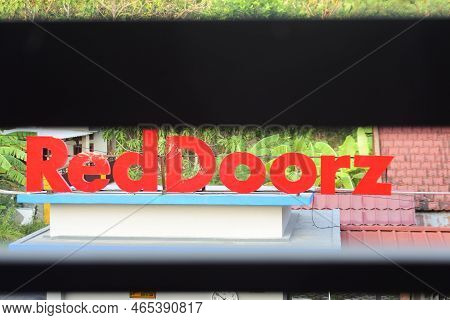 Rembang, Indonesia -september 12, 2022: Neonbox Of Reddoorz Popular Hotel Chain