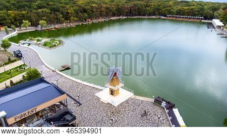 Russia, Stavropol Territory, Zheleznovodsk, September 10, 2022, Resort Lake In Zheleznovodsk, Founta