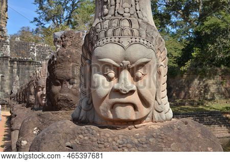 Worrier Face Statue Angkor Wat Cambodia Ruin Historic Khmer Temple