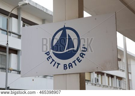 Bordeaux , Aquitaine  France - 11 06 2022 : Petit Bateau Logo Text And Sign Brand Facade Of Kids Chi