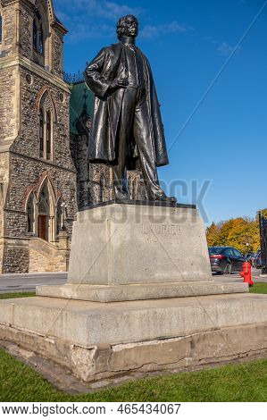 Ottawa, Ontario - October 19, 2022: Sir Wilfred Laurier Memorial In Front Of The East Block On Canad