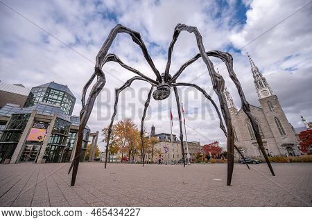 Ottawa, Ontario - October 19, 2022: Maman Outside Of The National Gallery Of Canada In Ottawa.
