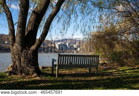 Garrison, Ny - Usa - Nov. 12, 2022 Landscape View Of A Wooden Bench At Garrison Landing's Riverside 