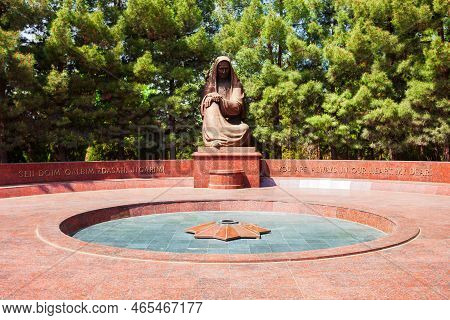 Samarkand, Uzbekistan - April 17, 2021: Mourn Mother Wwii Memorial Monument In The Centre Of Samarka
